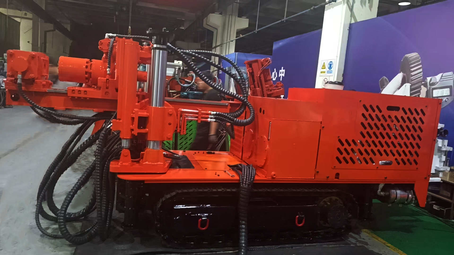 履帶式全液壓坑道鉆機為什么要選石家莊巨匠